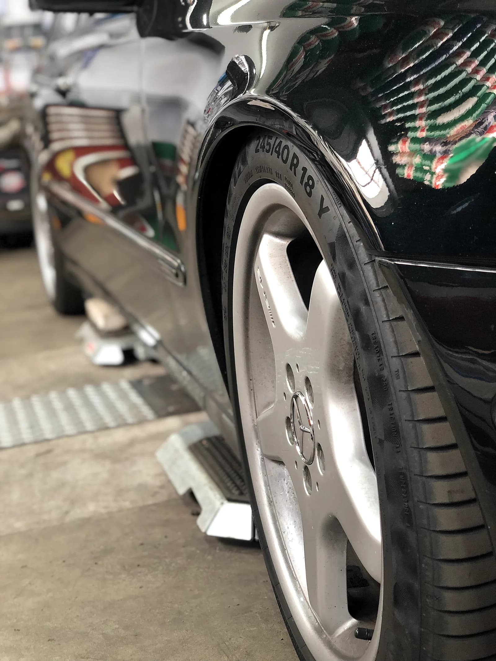 Mercedes AMG-Felge mit Reifen 245/40 R18 auf Achsmessstand-Auffahrrampe
