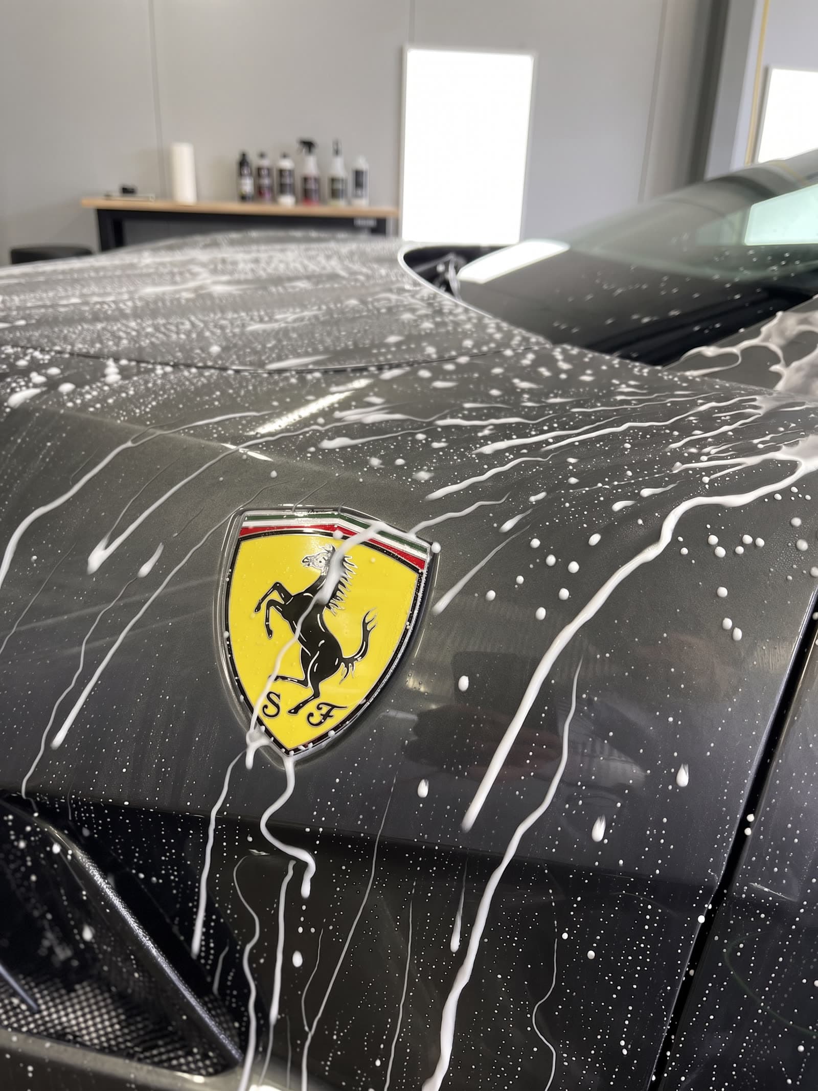 Ferrari mit Aktivschaum auf der Haube, sichtbares Ferrari-Wappen