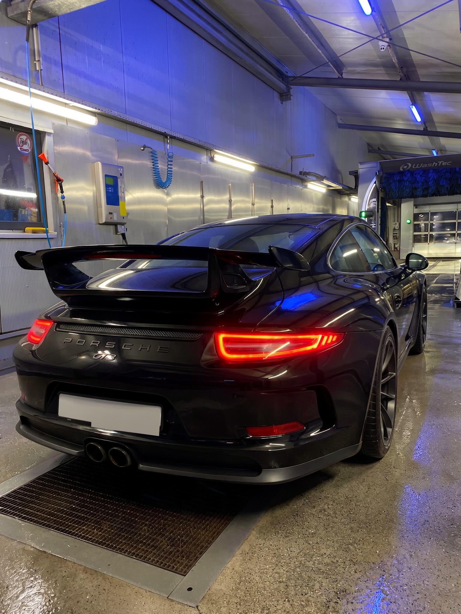 Porsche 991 GT3 RS schwarz in der StarWash SB-Box mit LED