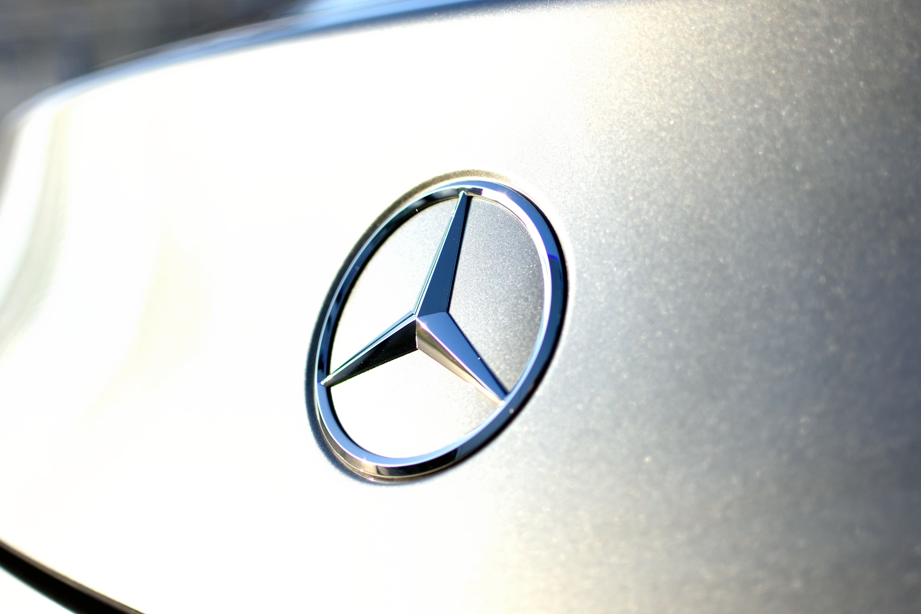 Mercedes-Stern Closeup auf glänzendem Silber-Lack nach Keramikversiegelung