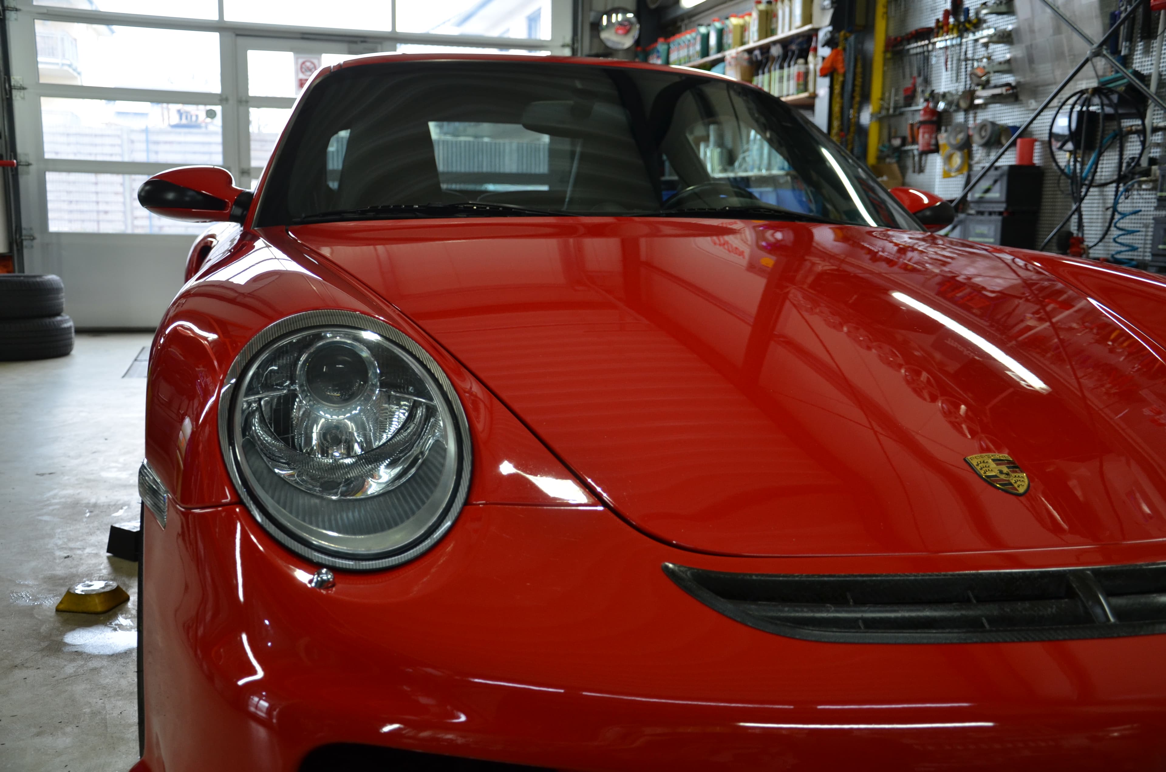 Porsche 911 rot Frontpartie mit Felgen-Detail nach Aufbereitung