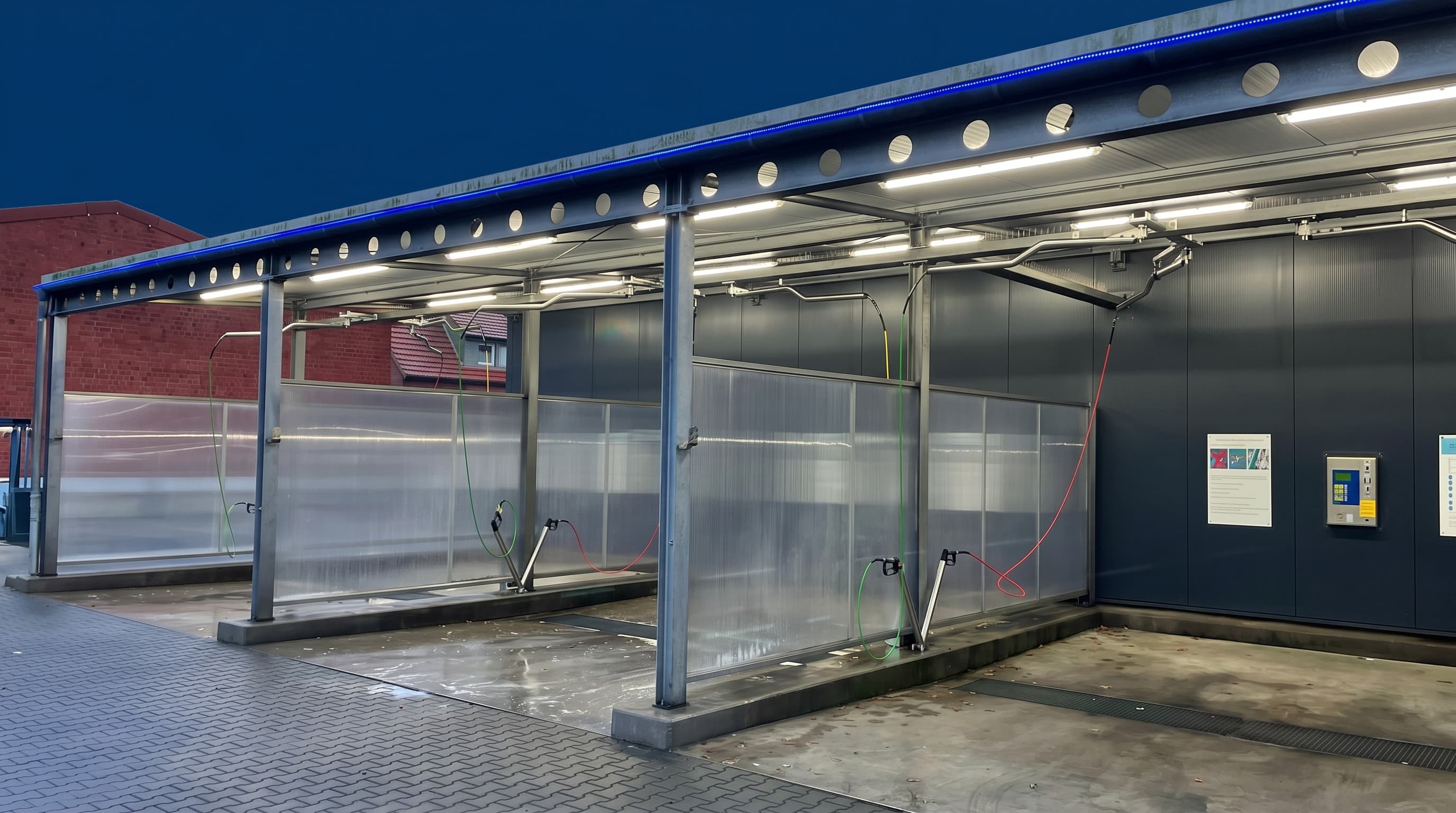 SB-Waschboxen Außenansicht mit blauer LED-Beleuchtung am Abend