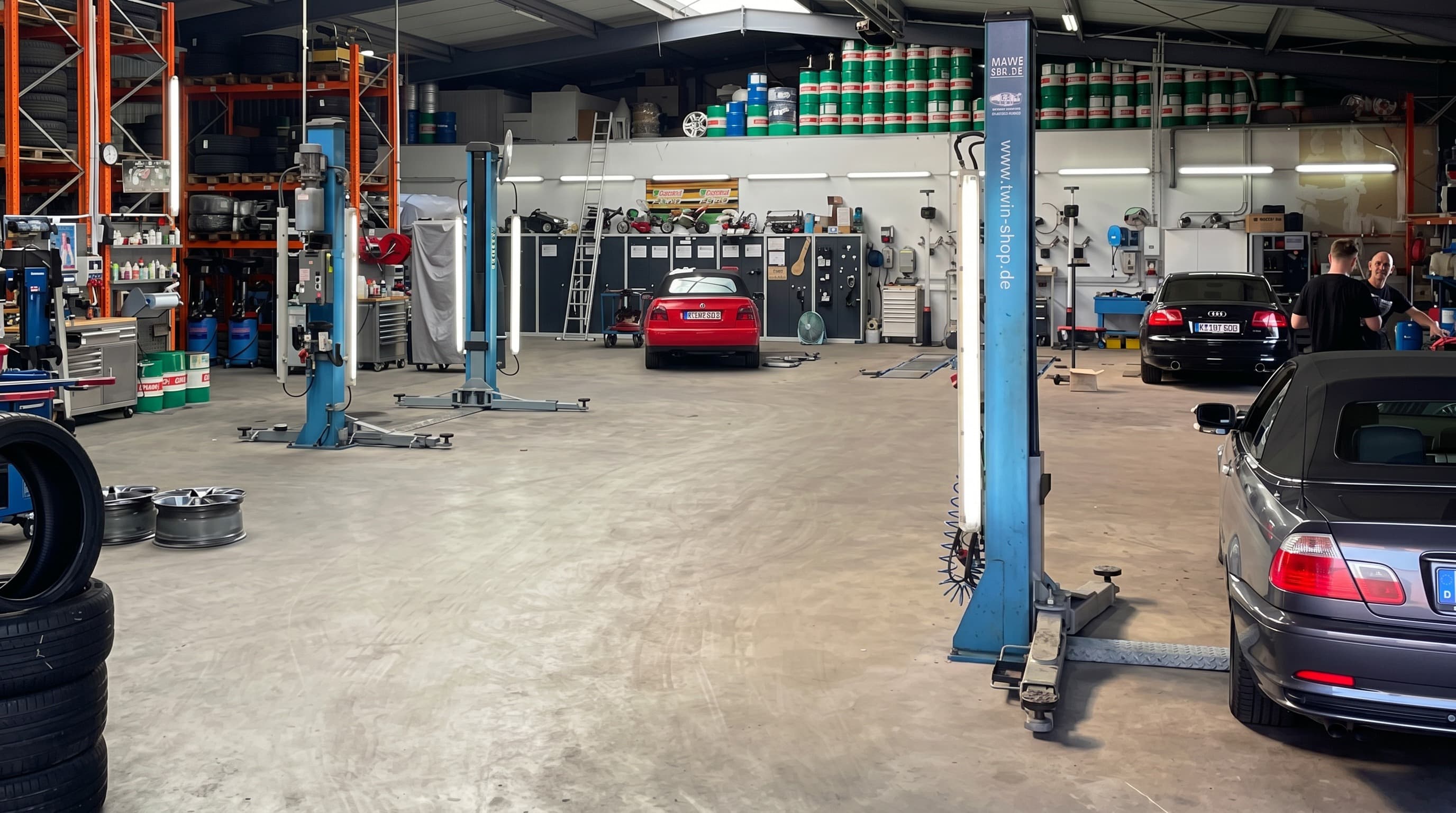 StarWash Werkstatt-Halle Münster. Hebebühnen mit BMW E46 Cabrio und mehreren Fahrzeugen
