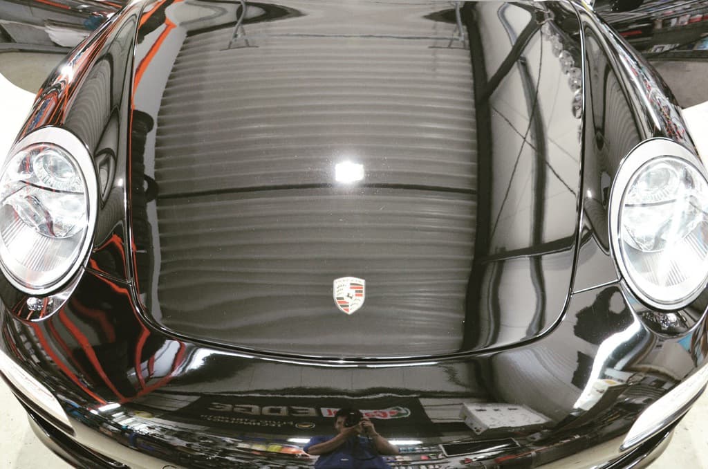 Punktuelle Maschinenpolitur an einem Porsche