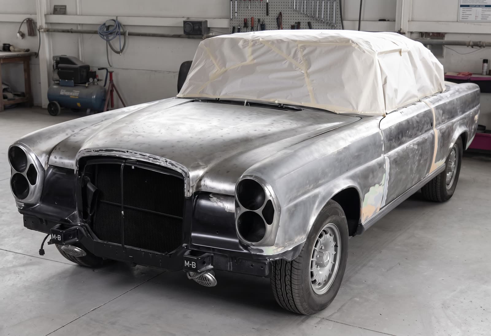 Mercedes-Benz Oldtimer-Cabriolet in der Rohkarosserie, abgeschliffen, bereit für die Komplettlackierung