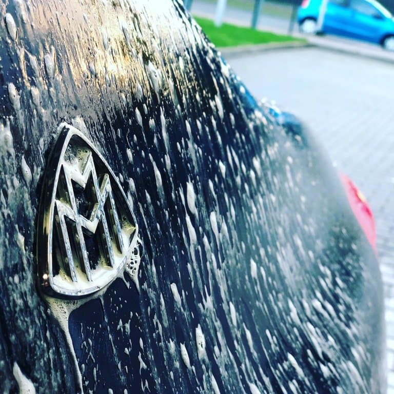 Frisch gewaschener BMW mit Wassertropfen