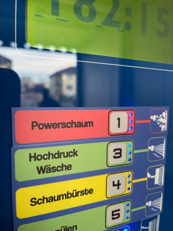 Mercedes Klassiker fährt in die Waschanlage ein
