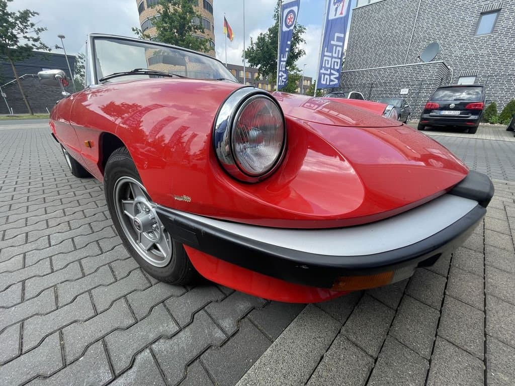 StarWash Vorplatz mit Fahrzeugflotte