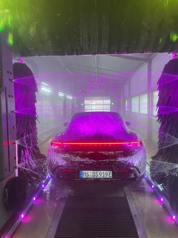 Auto in der Waschstraße mit Regenbogen-LED