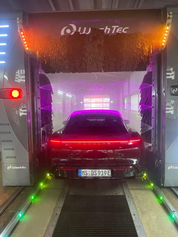 Weitwinkelblick durch den Pink-LED-Tunnel
