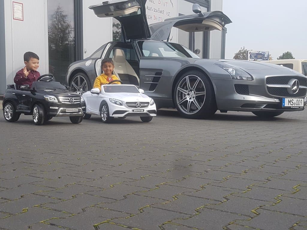 Mercedes SLS AMG fährt in die Waschanlage ein