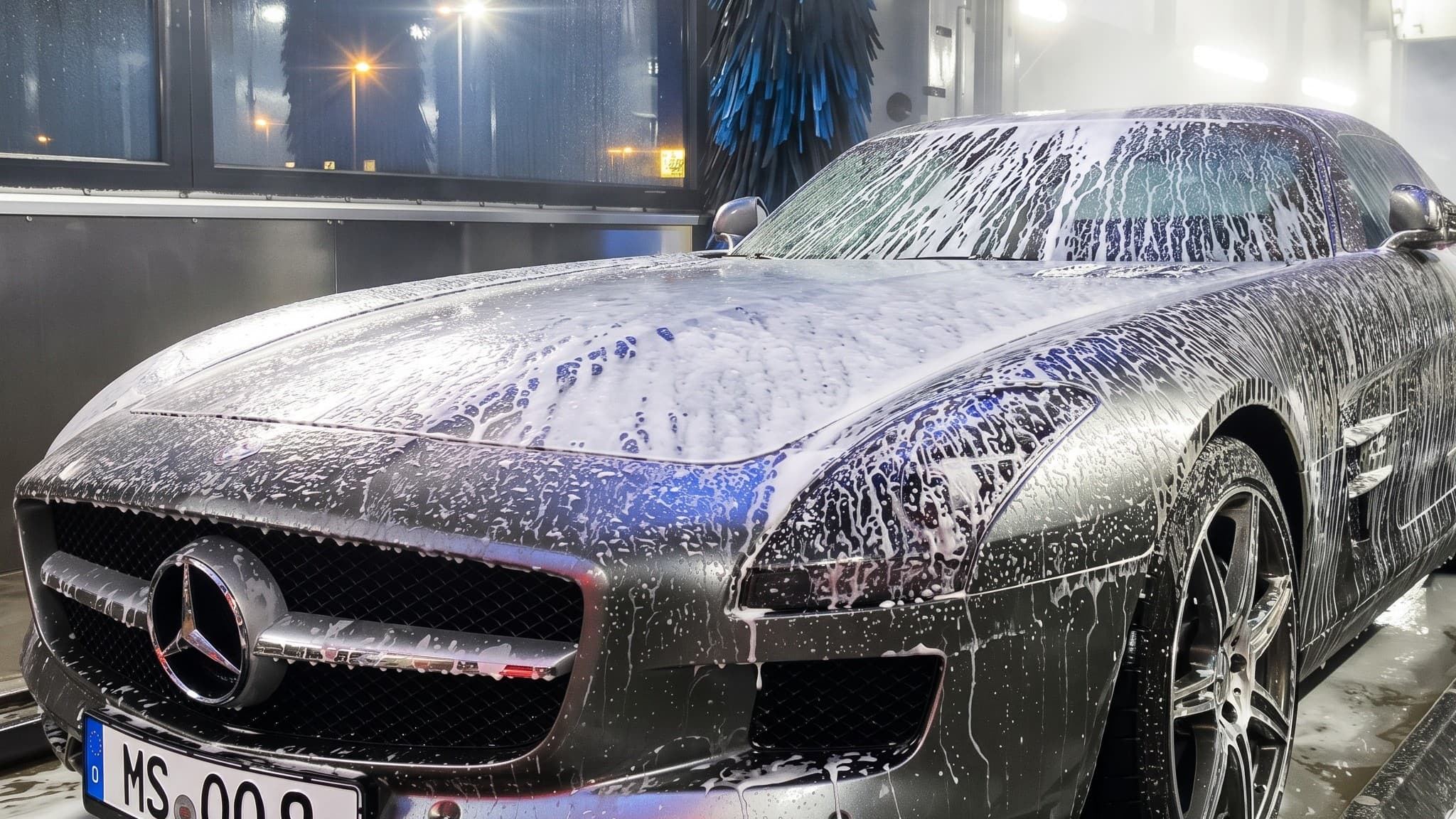 Mercedes SLS AMG komplett im dichten Aktivschaum in der SB-Box