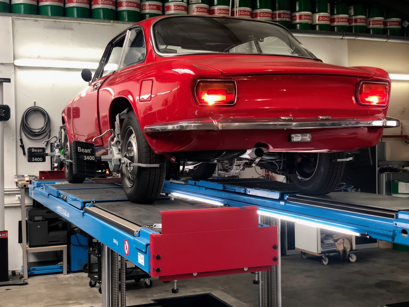 Alfa Romeo GT Bertone Klassiker auf dem Beissbarth-Achsvermessungsstand