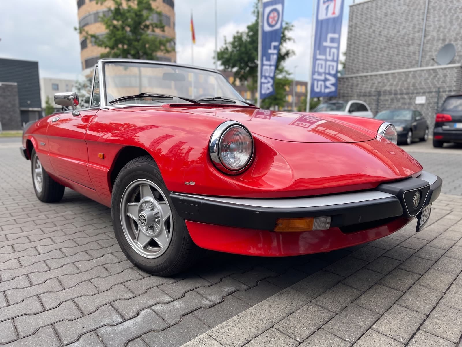 Alfa Romeo Spider (Duetto-Bauart, 105) rot. Klassiker-Cabrio bei StarWash Münster