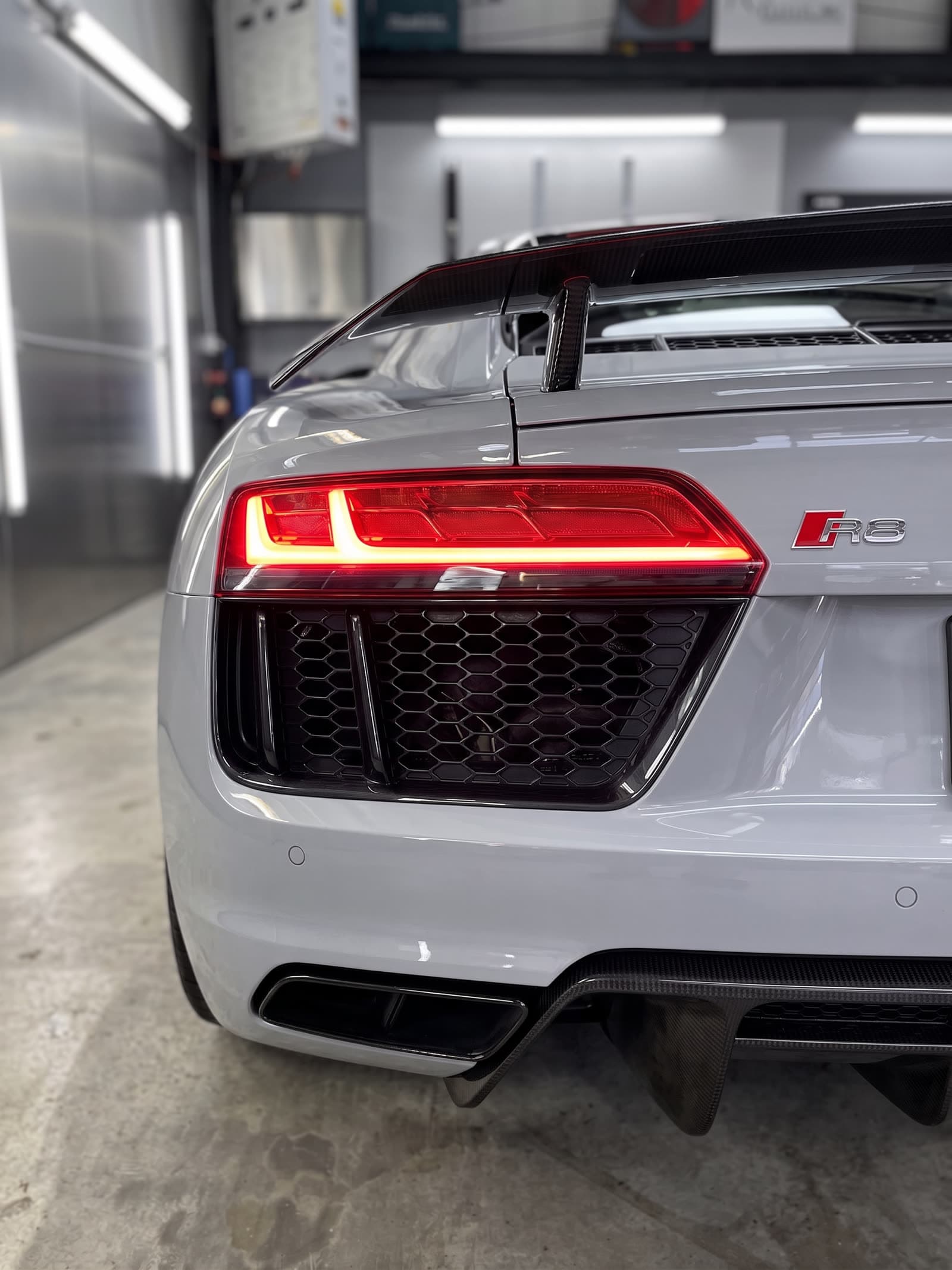 Audi R8 Coupé Heck mit Wabengrill und R8-Logo