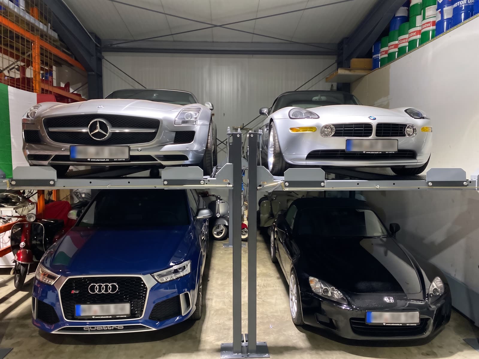 Mercedes SLS, BMW Z8, Audi RS Q3 und Honda S2000 auf dem Doppelparker