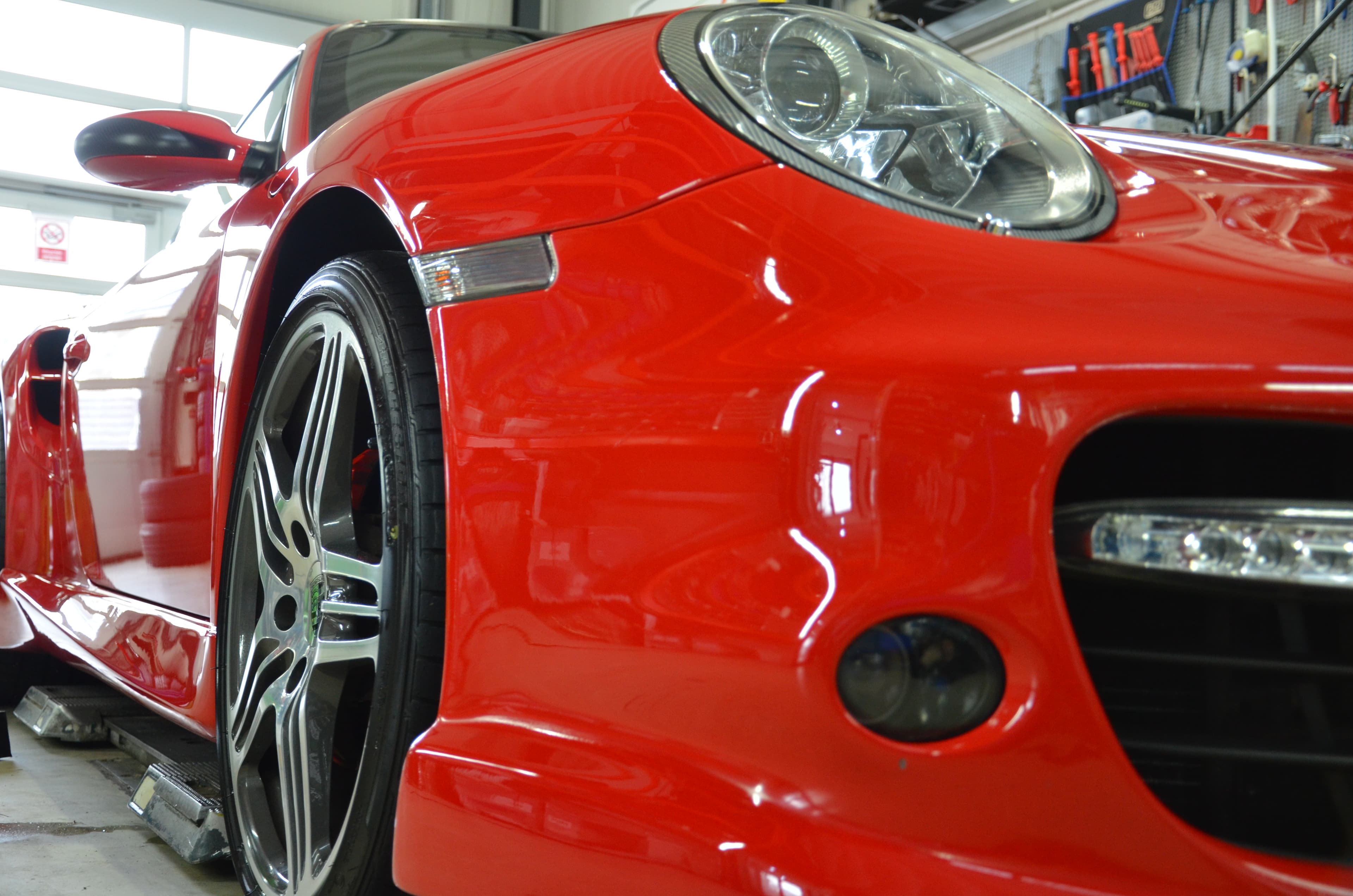 Porsche-Frontpartie nach Lackaufbereitung bei StarWash Münster