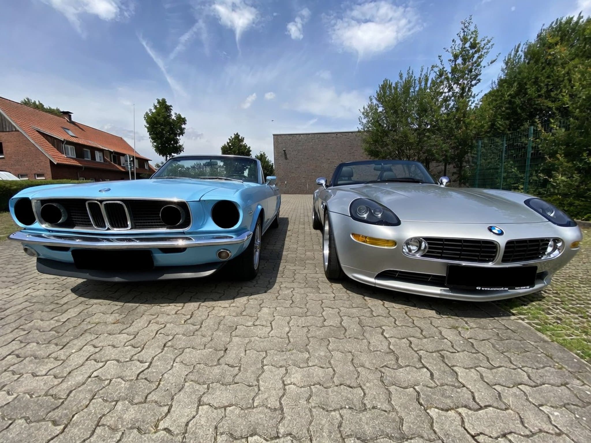 BMW 2002 Oldtimer neben BMW Z8 vor der Werkstatt